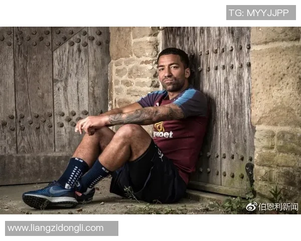 足球明星怀抱孩子展现温情一幕引发网友热议与感动