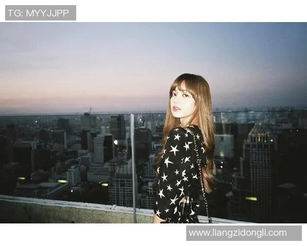 青春活力与梦想交织的Lisa足球明星壁纸尽显运动魅力与时尚风采